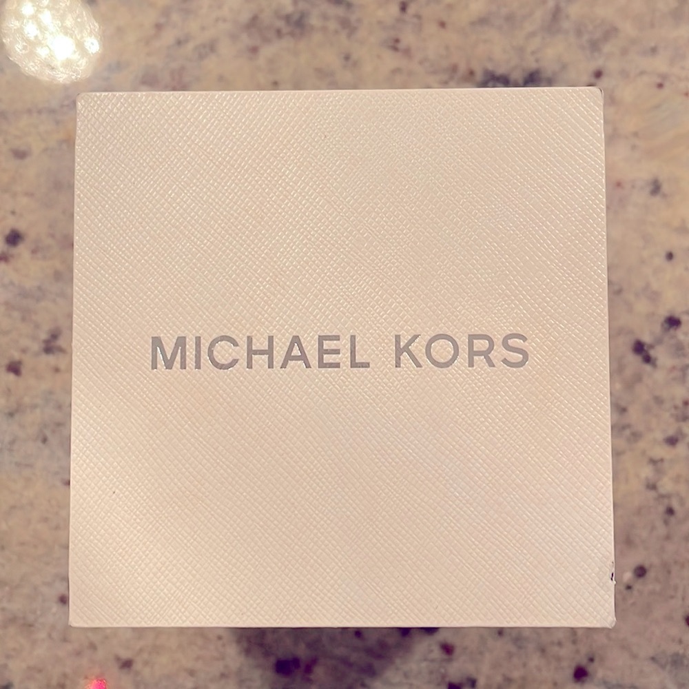 MICHAEL KORS Watch Box in Off-White, Grey “Suede” interior